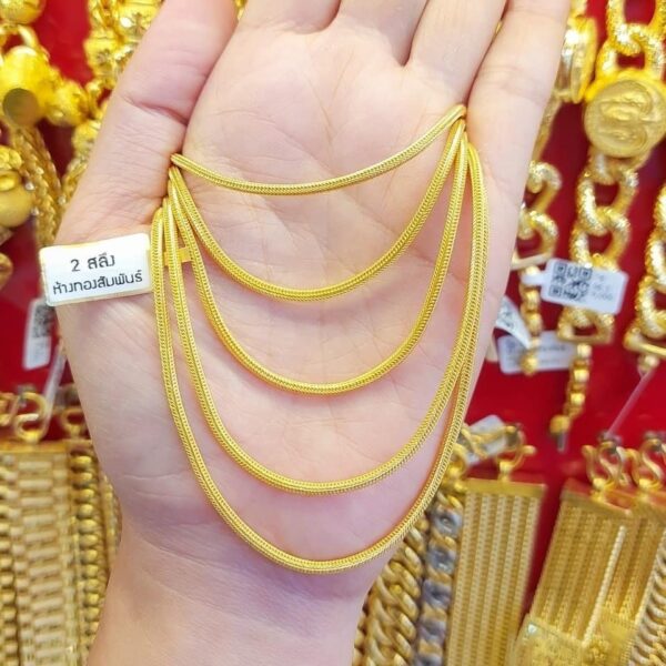 Hand holding 1 Baht (7,6 grams) 23K Gold Chain—a smooth, high-purity chain.