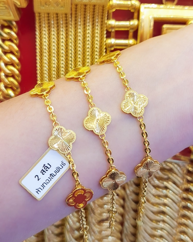 Solid 23K Gold Bracelet 7.6g with diamond-cut clover charms.